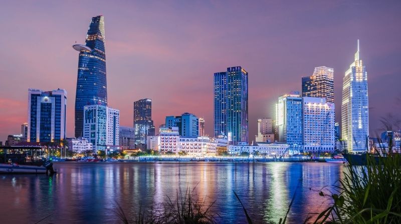 ベトナム事業の成長に伴い、日本人駐在員中心の体制をいつ見直すべきか