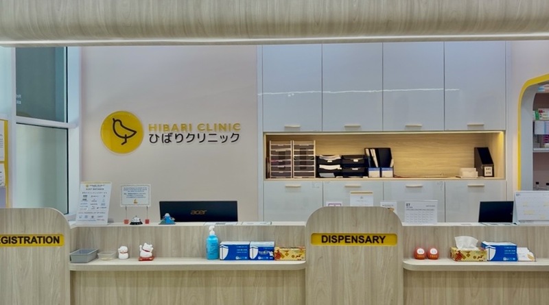 ひばりクリニック ブキッビンタン院の受付カウンター