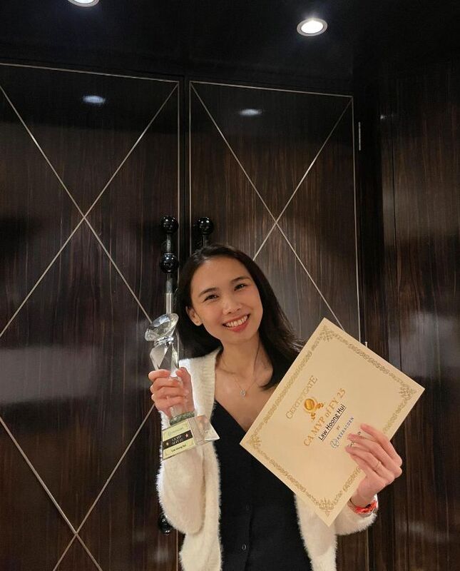 Lizz winning an award