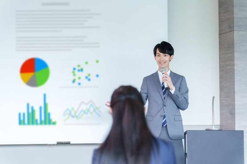 日英双语新加坡职场人士在董事会会议室发言，领导力职业发展2026