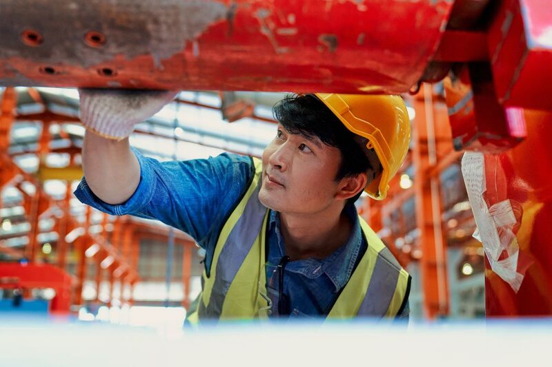 超越流水线:2026年新加坡制造业的初级职业路径