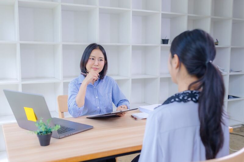 年终绩效评估:如何在不过度承诺的情况下谈论薪资、晋升与留才