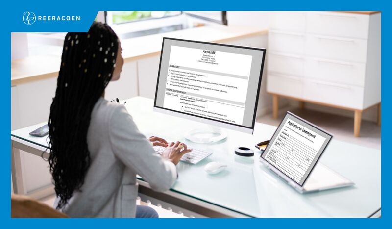 Hình ảnh cận cảnh một chuyên gia người Việt đang soạn CV phù hợp với ATS trên máy tính xách tay